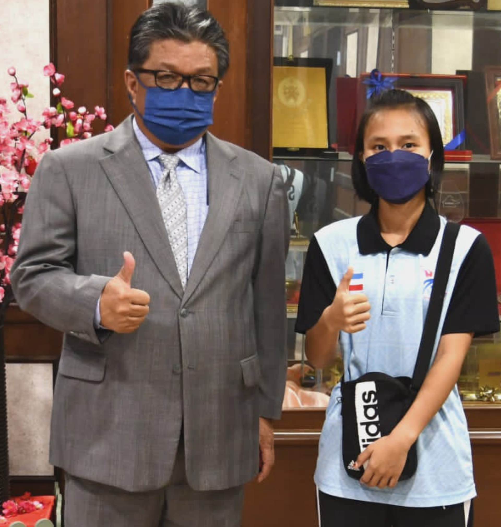Ellron (kiri) bergambar bersama salah seorang wakil Malaysia Ke SEA Games Vietnam, Nazilatul Rosmahani Saidi dalam acara Sepak Takraw Berpasukan (Wanita).