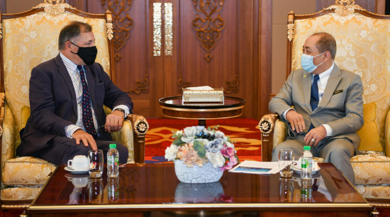 Pesuruhjaya Tinggi Britain Charles Hay (kiri) berbincang dengan Ketua Menteri Datuk Seri Hajiji Noor semasa kunjungan hormat pada Selasa.