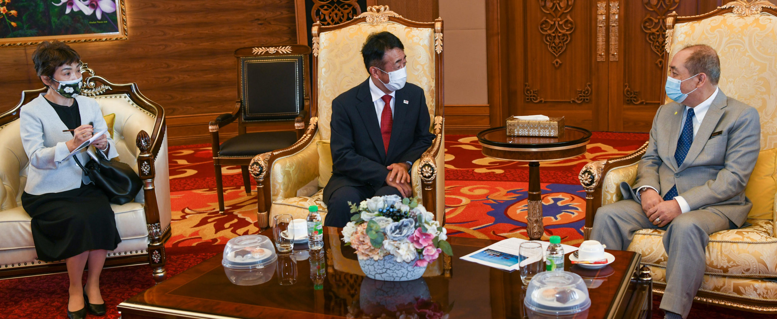Ketua Menteri Datuk Seri Hajiji Noor (kanan) berbincang dengan Takahashi Katsuhiko (tengah) semasa kunjungan hormat pada Selasa.