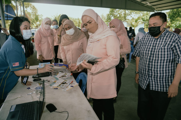 Isteri Ketua Menteri, Datin Seri Juliah Salag melawat gerai pameran.