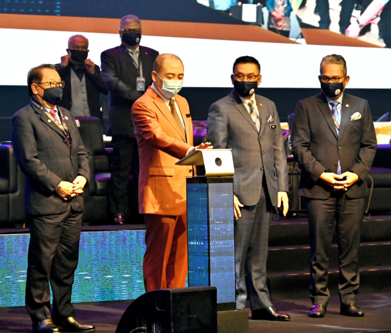 Ketua Menteri, Datuk Seri Hajiji Noor melakukan gimik pelancaran Majlis Sambutan Setahun Hala Tuju Sabah Maju Jaya (SMJ) Pelan Pembangunan SMJ 1.0 (2021-2025) di Sabah International Convention Centre (SICC), Kota Kinabalu pada Selasa. - Foto ihsan JKM