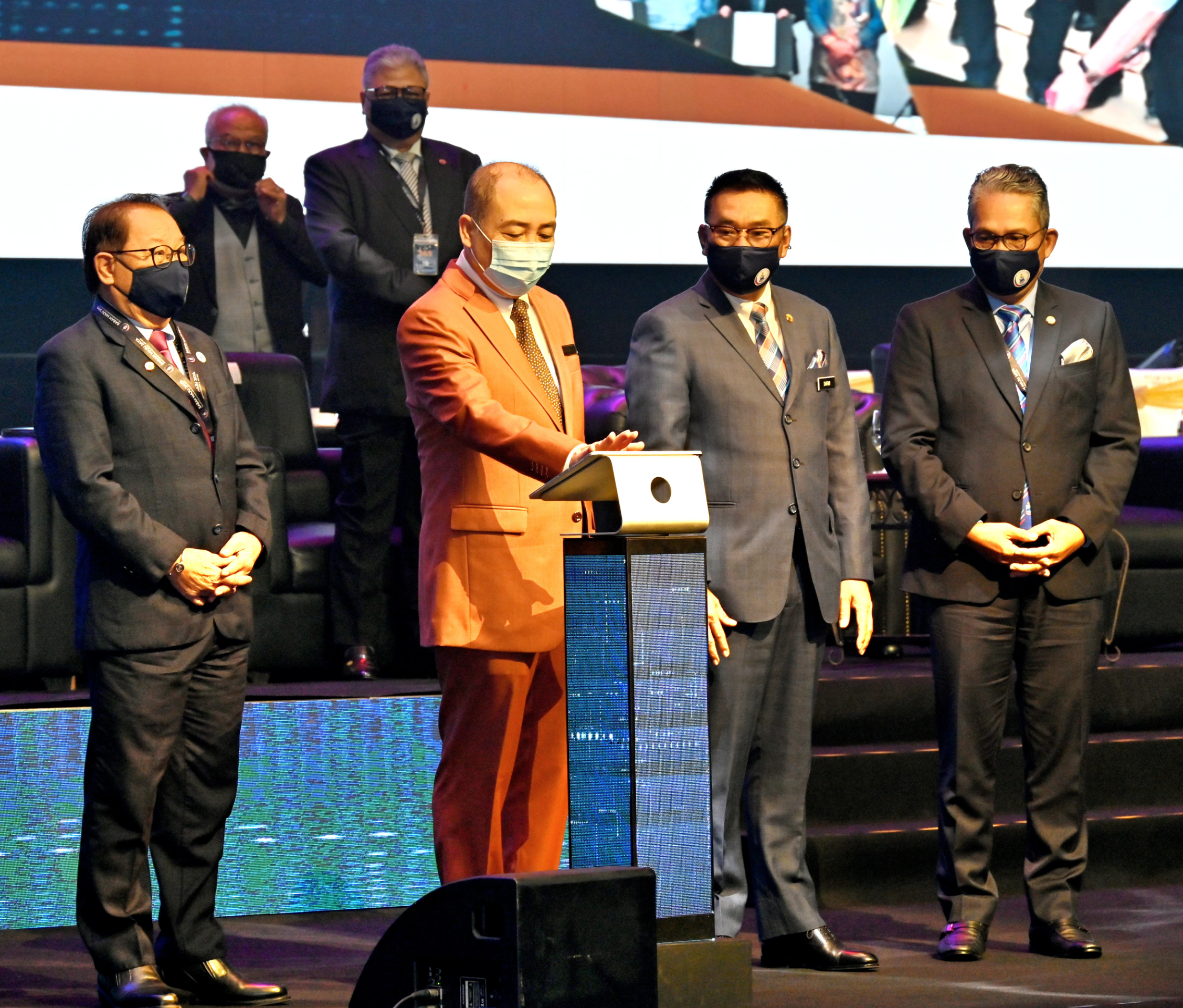 Ketua Menteri, Datuk Seri Hajiji Noor melakukan gimik pelancaran Majlis Sambutan Setahun Hala Tuju Sabah Maju Jaya (SMJ) Pelan Pembangunan SMJ 1.0 (2021-2025) di Sabah International Convention Centre (SICC), Kota Kinabalu pada Selasa. - Foto ihsan JKM