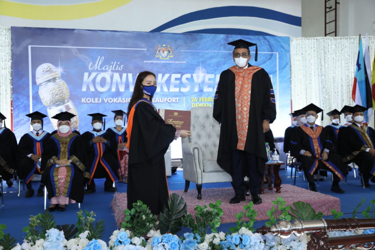 117 Graduan Kolej Vokasional Beaufort Terima Diploma