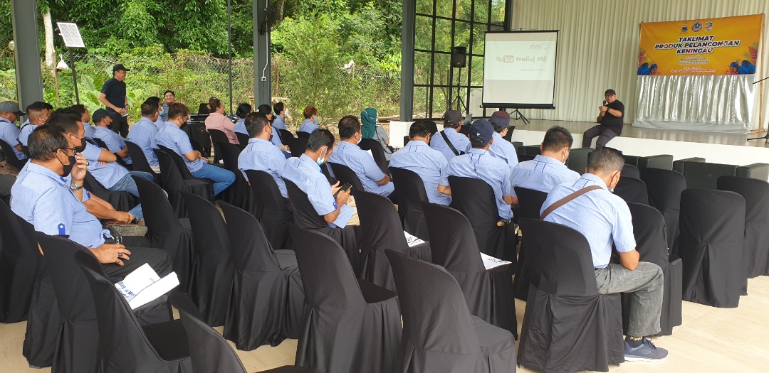 Ketua Pegawai Kewangan STB Julinus Jeffrey Jimit menyampaikan ceramahnya mengenai pelancongan kepada 47 wakil Jawatankuasa Kemajuan dan Keselamatan Kampung di Bingkor, baru-baru ini.