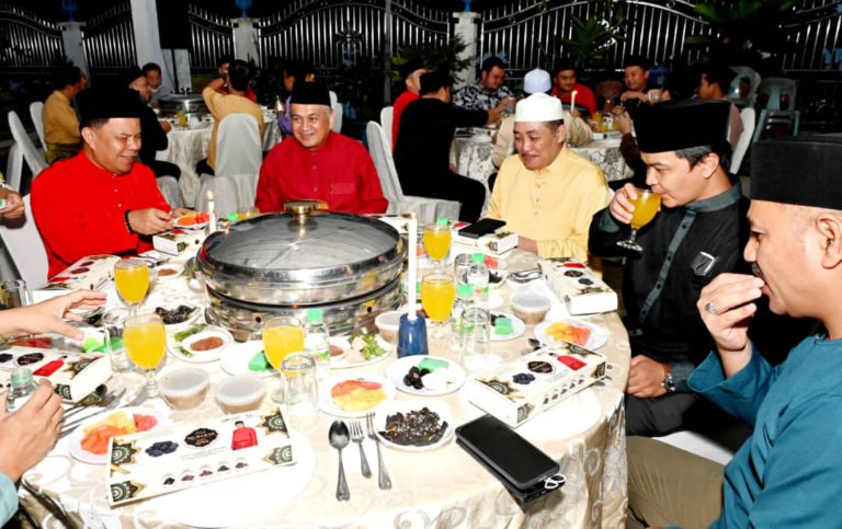 Hajiji berbuka puasa bersama pemimpin BERSATU di kediamannya di Kg Serusup, Tuaran.