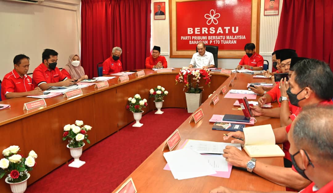 Hajiji mempengerusikan Mesyuarat BERSATU Bahagian Tuaran di pejabat parti tu di Pekan Tuaran.