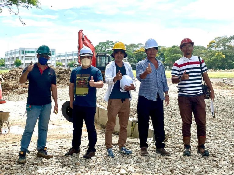 Jamawi (tengah) bersama kontrator pelaksana menunjukan isyarat bagus semasa lawatan tersebut