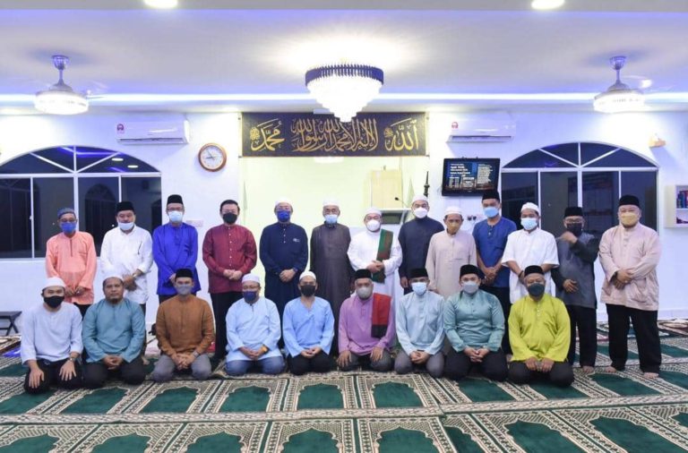 UMS agih 350 bakul makanan kepada penduduk Kampung Bolong Baru