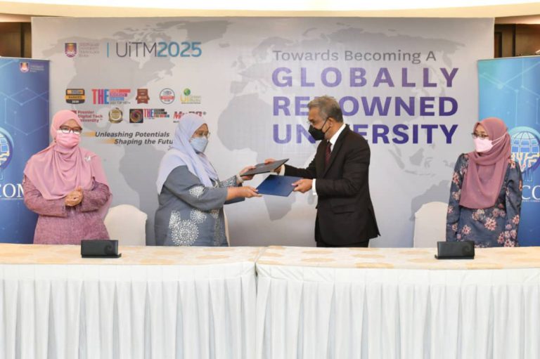 Profesor Datuk Ts. Dr Roziah Mohd Janor dan Tan Sri Dr Mohd Daud Bakar bertukar dokumen semasa majlis itu.