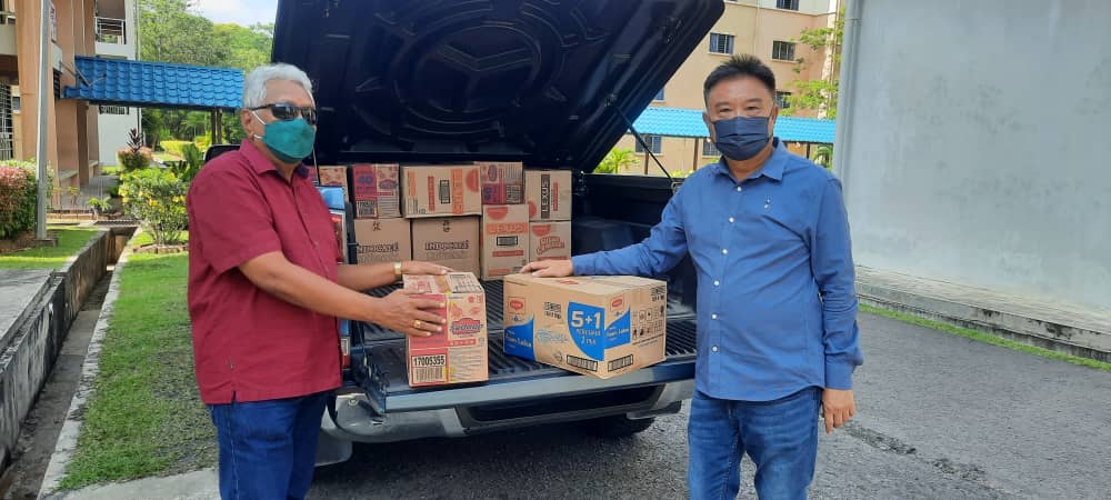 Presiden Persatuan Pengguna Bijaksana Pantai Barat Sabah David Chan (kanan) menghantar sumbangan makanan ke salah sebuah IPT di Sabah.