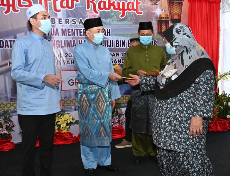 Ketua Menteri, Datuk Seri Hajiji Noor menyampaikan sumbangan kepada para asnaf di majlis itu.