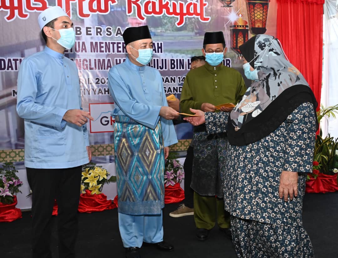 Ketua Menteri, Datuk Seri Hajiji Noor menyampaikan sumbangan kepada para asnaf di majlis itu.