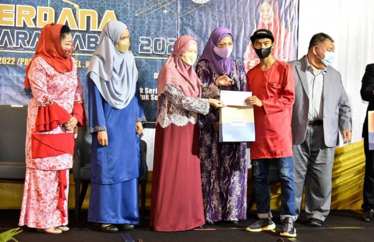 Azizah menyampaikan sumbangan kepada pelajar dan golongan asnaf.