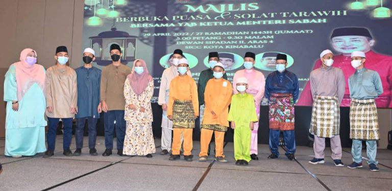 Hajiji bergambar bersama anak-anak yatim dan penganjur di majlis itu.