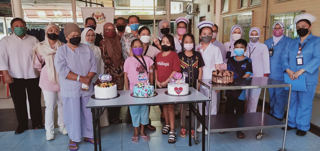 Sebahagian Staf Hospital Ranau dan pesakit merakam gambar dengan Datuk Jonathan (belakang) bersama Dr.Eva dan Florencia bersama rombongan sebelum memulakan pengagihan sumbangan kepada para pesakit di Wad Hospital.