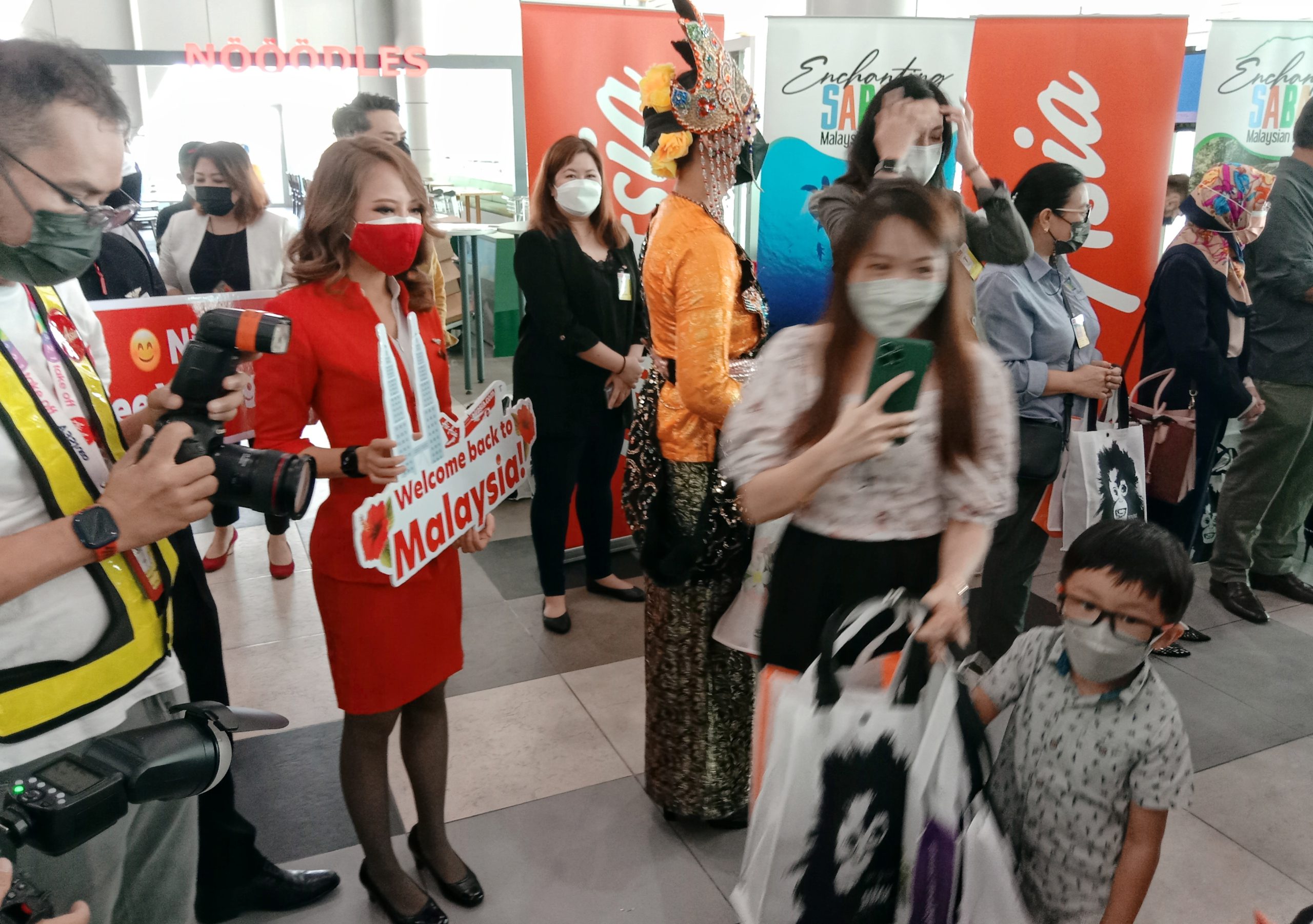 Penumpang penerbangan antarabangsa Air Asia dari Singapura disambut meriah sebaik tiba di Lapangan Terbang Antarabangsa Kota Kinabalu petang tadi.