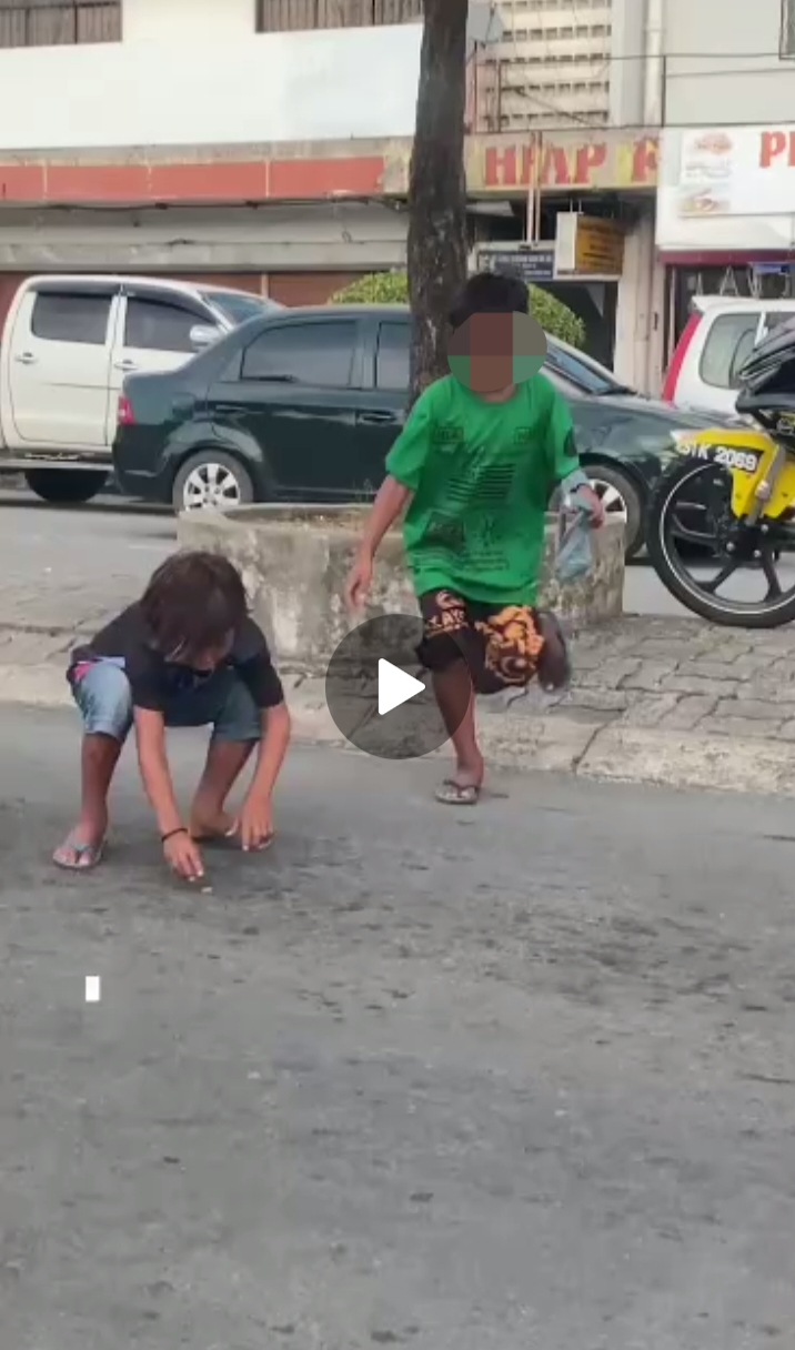 Video tular dua budak lelaki meletakkan objek tajam di atas jalan raya.