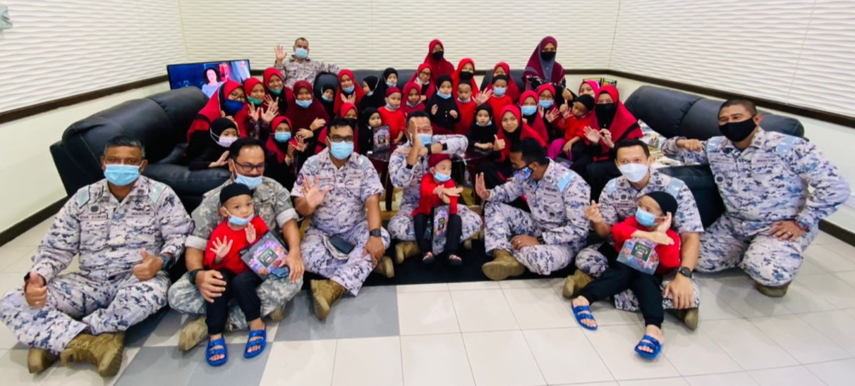 Maritim Malaysia bergambar bersama anak-anak yatim.