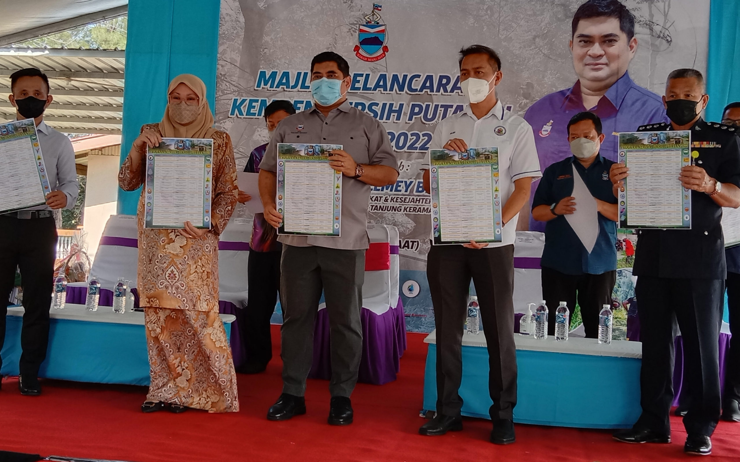 Shahelmy (tengah) bersama Pegawai Daerah Putatan Haryani Anah Abdul Kahar (dua kiri) dan para jemputan khas menunjukkan Takwim sepanjang tahun Kempen Putatan Bersih 2022 selepas pelancaran kempen hari ini.