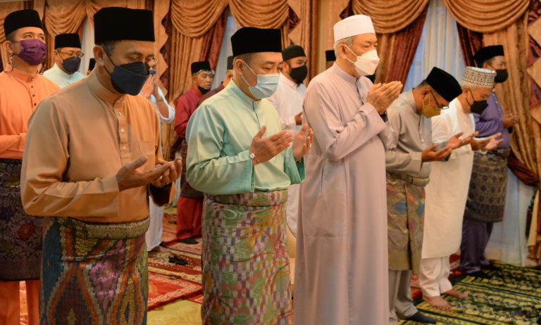 Ketua Menteri, Datuk Seri Hajiji Noor menghadiri kenduri doa selamat dan menunaikan solat Maghrib serta Isyak bersama Tuan Yang Terutama Yang di-Pertua Negeri Sabah, Tun Datuk Seri Panglima Haji Juhar Mahiruddin, sempena menyambut bulan Ramadan 1443/2022 di Istana Seri Kinabalu, malam tadi (Jumaat).