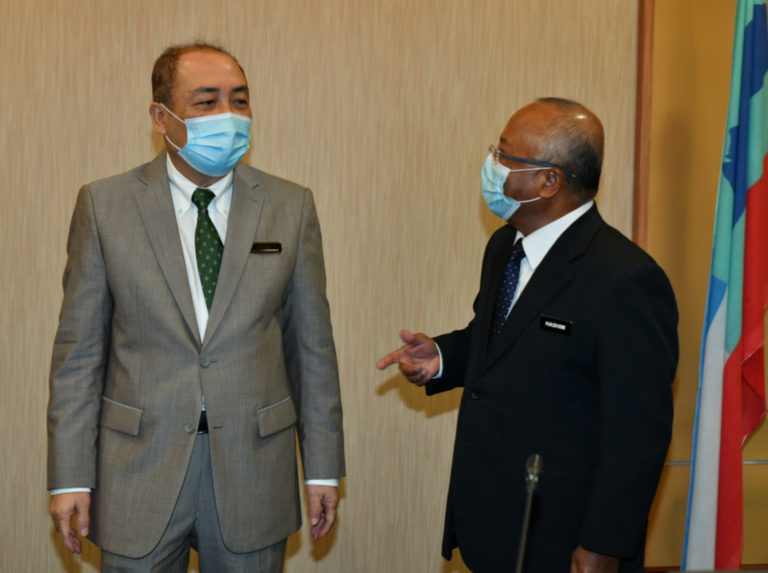 Ketua Eksekutif Sedia Datuk Hashim Paijan (kanan) berbincang dengan Ketua Menteri Datuk Seri Panglima Haji Hajiji Haji Noor sebelum mesyuarat bermula.