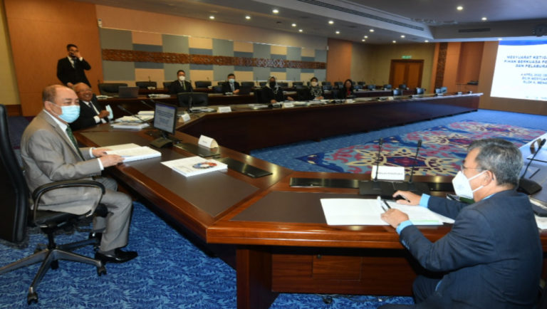 Ketua Menteri Datuk Seri Panglima Haji Hajiji Haji Noor bercakap dengan Timbalan Ketua Menteri Datuk Dr Joachim Gunsalam sebelum mesyuarat bermula.