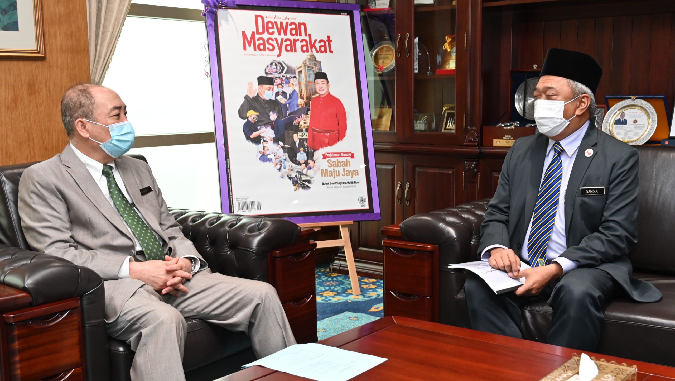 Ketua Menteri, Datuk Seri Panglima Haji Hajiji Haji Noor (kiri) berbincang dengan Samsul Dollah semasa kunjungan itu.