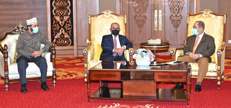 Ketua Menteri, Datuk Seri Panglima Haji Hajiji Haji Noor berbincang dengan Datuk Seri Dr. Ronald Kiandee dan Timbalannya, Datuk Dr. Nik Muhammad Zawawi Haji Salleh semasa kunjungan itu.