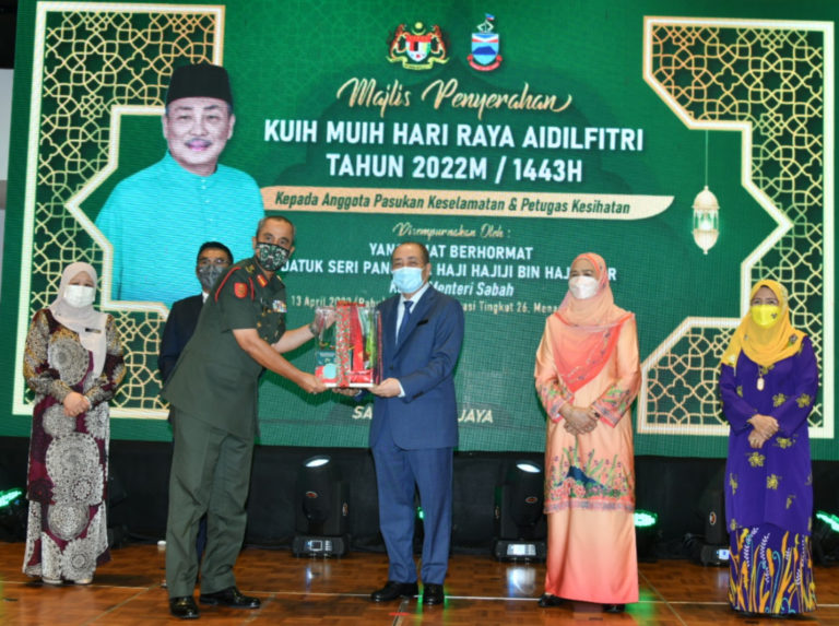 Ketua Menteri, Datuk Seri Panglima Haji Hajiji Haji Noor menyampaikan sumbangan kuih muih Hari Raya Aidilfitri kepada Panglima Divisyen Kelima Infantri Malaysia, Mejar Jeneral Dato’ Mohd Halim Khalid sempena Majlis Penyerahan Kuih Muih Hari Raya Aidilfitri kepada Pasukan Keselamatan dan Petugas Kesihatan di Dewan Bankuasi, Menara Kinabalu, di sini hari ini. Turut kelihatan isteri Ketua Menteri, Datin Seri Panglima Hajah Juliah Salag; Setiausaha Kerajaan Negeri, Datuk Seri Panglima Sr Safar Untong dan isterinya yang juga Pengerusi PUSPANITA negeri Sabah, Datuk Dr Nuinda Alias.