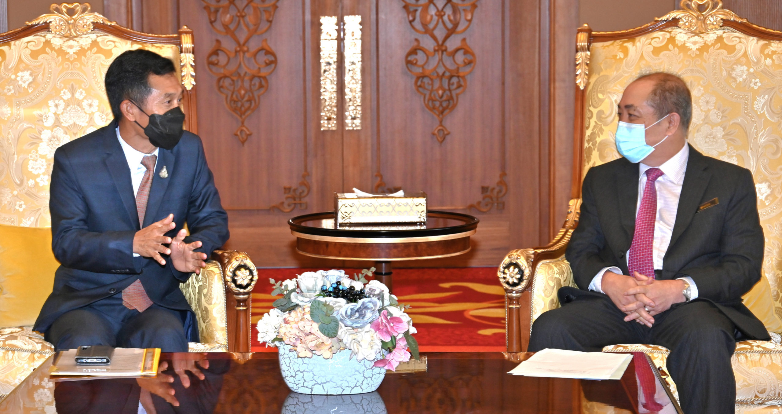 Ketua Menteri, Datuk Seri Hajiji Noor berbincang dengan TYT Chainarong Keratiyutwong semasa kunjungan hormat itu.