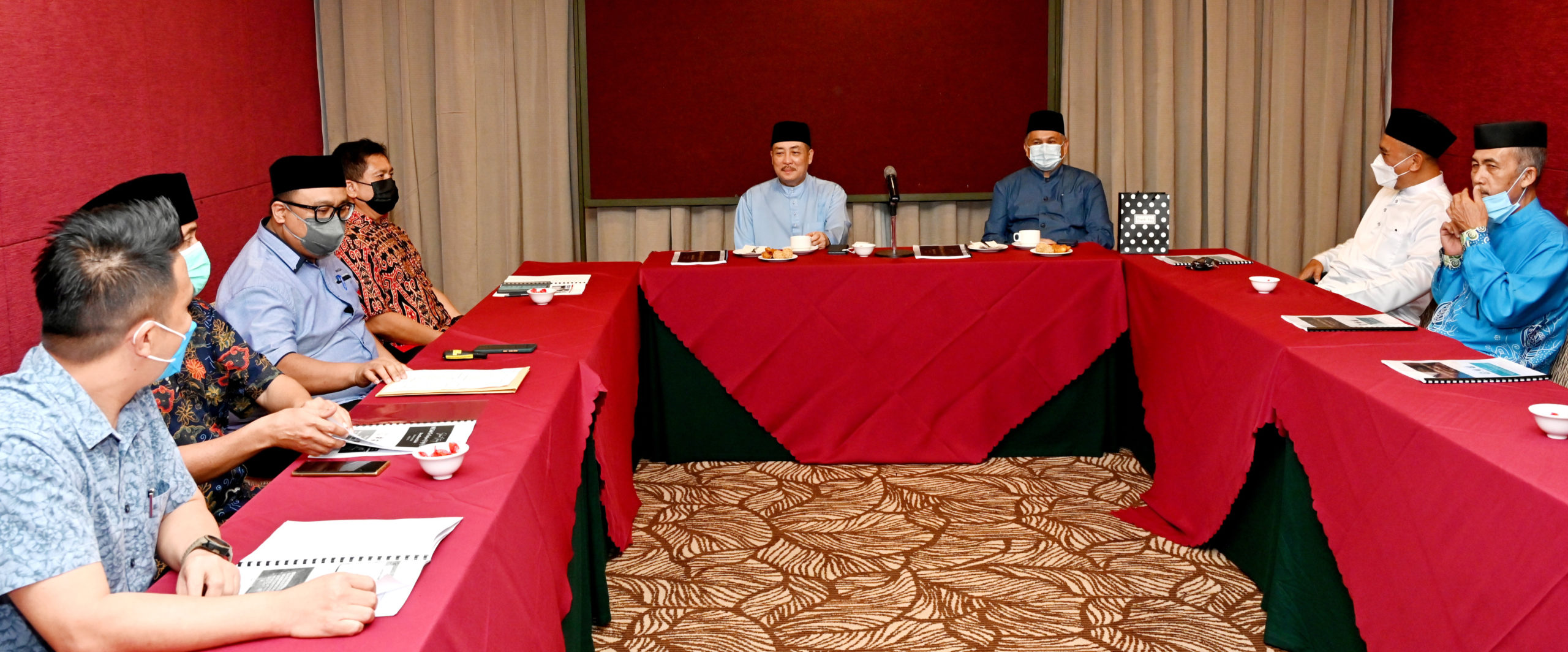 Ketua Menteri, Datuk Seri Hajiji Noor (empat dari kanan) menerima kunjungan hormat Jawatankuasa Dakwah Daerah Sandakan.