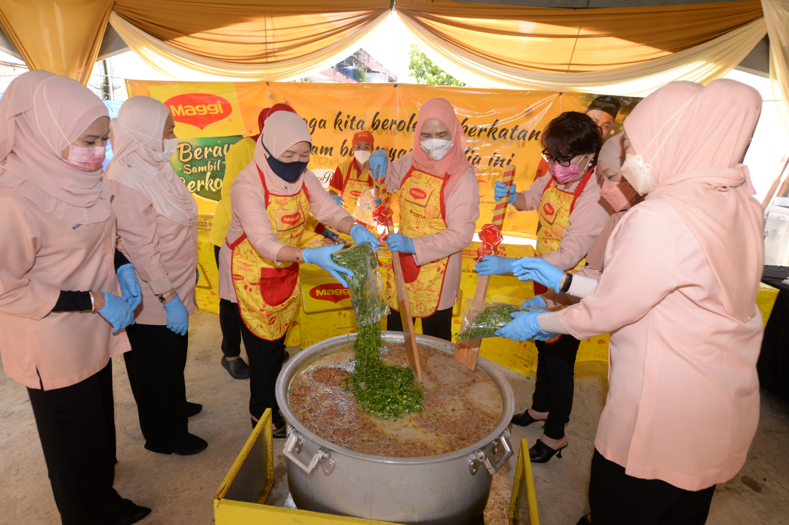 Juliah dan beberapa ahli Mutiara GRS menyediakan bubur lambuk untuk diagihkan pada Isnin.- Foto ihsan JKM