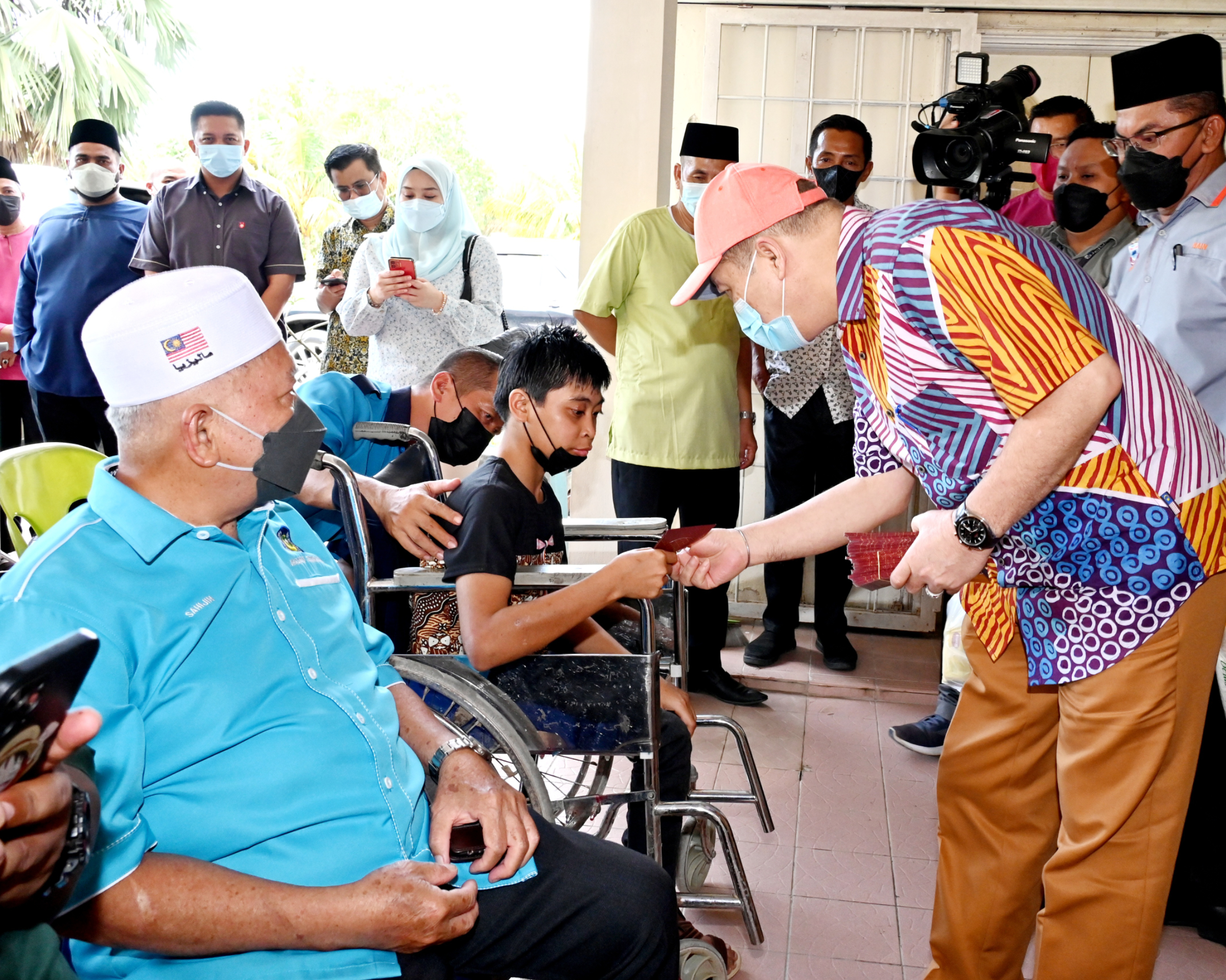 Ketua Menteri, Datuk Seri Hajiji Noor menyampaikan sumbangan Ramadan dan Aidilfitri kepada para penerima di majlis itu.