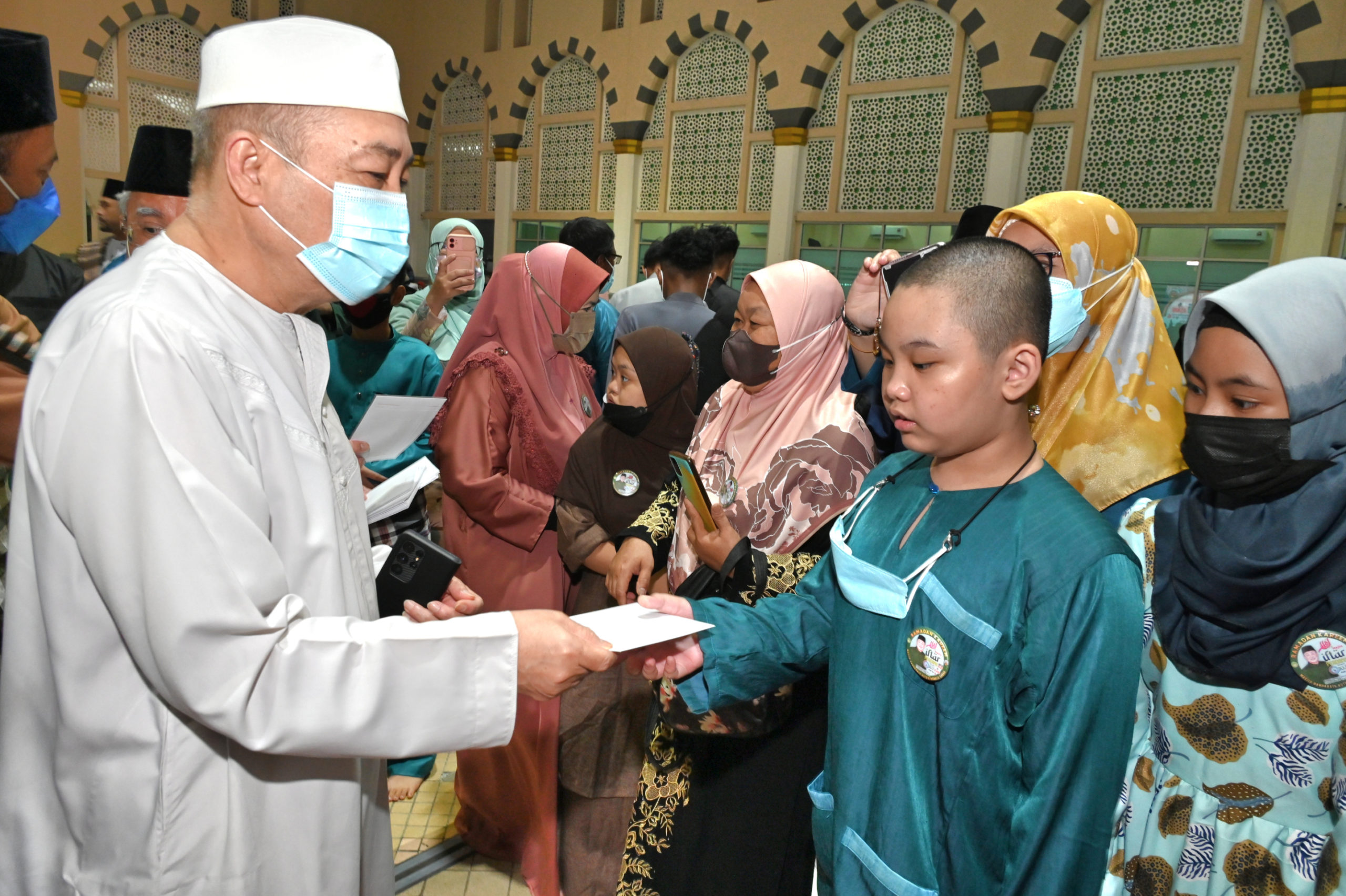 Ketua Menteri, Datuk Seri Hajiji Noor menyampaikan duit raya kepada anak-anak istimewa, warga orang kelainan upaya (OKU) dan golongan asnaf.