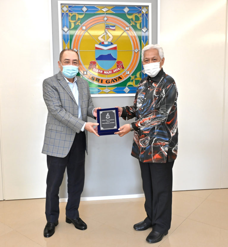 Ketua Menteri, Datuk Seri Hajiji Noor menyampaikan cenderamata kepada Dato’ Seri Idris Jusoh semasa kunjungan itu.- Foto ihsan JKM