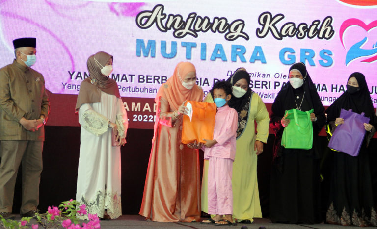 Isteri Ketua Menteri merangkap Yang Dipertua Pertubuhan Muafakat Titipan Amal Isteri Wakil Rakyat, Gabungan Rakyat Sabah-Barisan Nasional (MUTIARA GRS-BN), Datin Seri Panglima Hajah Juliah Salag (tiga dari kiri) menyampaikan bantuan kasih kepada anak-anak yatim sempena Program Anjung Kasih MUTIARA GRS-BN di Sabah International Convention Centre (SICC), di sini, pada Selasa.- Foto ihsan JKM