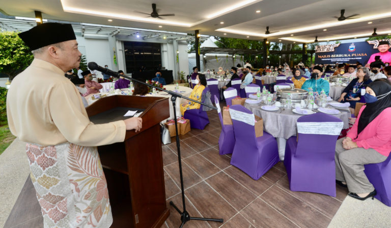 Hajiji berucap semasa majlis berbuka puasa bersama sekretariat hala tuju SMJ di kediaman rasminya di Seri Gaya.