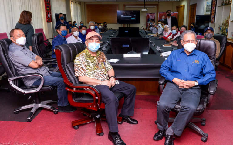 Hajiji (tengah) dan Mustapha (kanan) sebelum taklimat BMTKM di pejabat Daerah Tuaran hari ini.