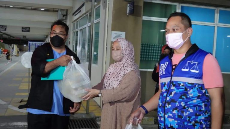 200 pek makanan bersahur diagih kepada ‘frontliner’, gelandangan sekitar KK