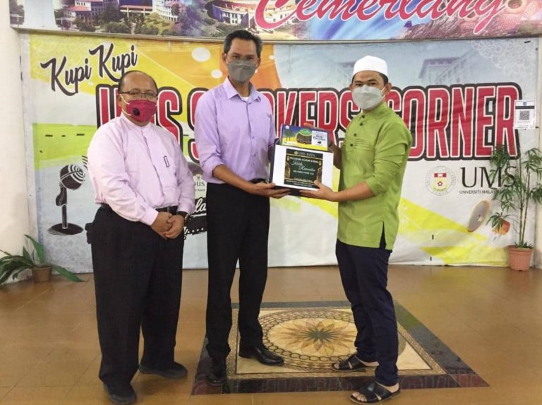 JHEP sumbang 300 pek juadah iftar, agih 5,000 kurma kepada pelajar