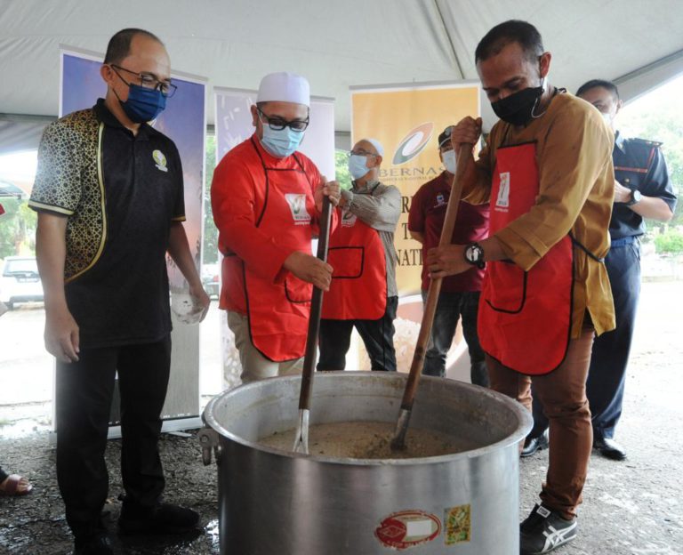 KBM Sabah agih 2,500 pek bubur lambuk di Tuaran