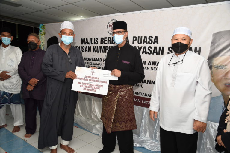 KYS agih sumbangan di Masjid Nur El-Nizam Sungai Kayu