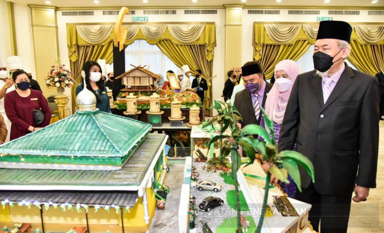 Replika kek Masjid Datuk Mahiruddin Imam Haji Hussin tarik perhatian TYT Sabah