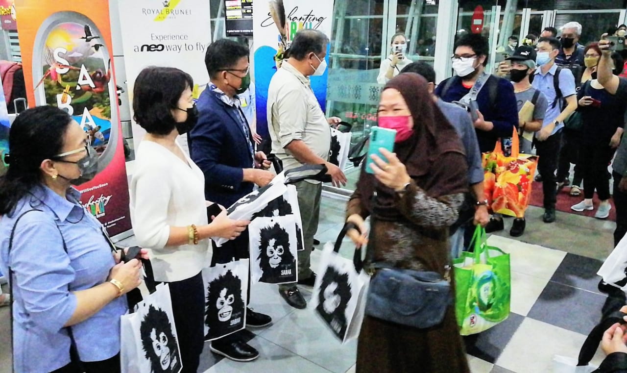 Joniston menyambut kedatangan para penumpang dari pesawat Penerbangan Diraja Brunei di Lapangan Terbang Antarabangsa Kota Kinabalu.