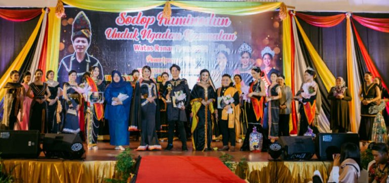 Bruno (tengah) bersama pereka fesyen lain yang memenangi pertandingan Garung Olumis sempena Pesta Kaamatan Peringkat Daerah Ranau 2022 pada Sabtu.