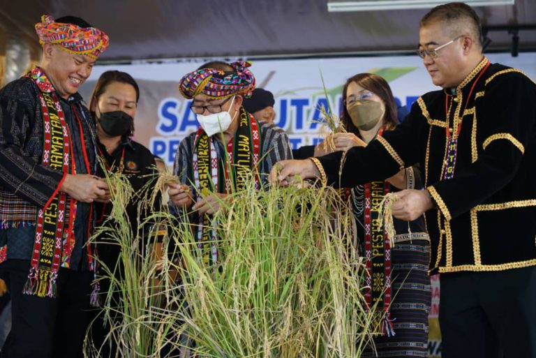 Menteri di Jabatan Perdana Menteri (Hal Ehwal Sabah dan Sarawak) Datuk Seri Dr Maximus Ongkili (tiga kiri) dan Pembantu Menteri Pembangunan Masyarakat dan Kesejahteraan Rakyat Datuk Julita Majungki (dua kanan) memotong padi sebagai simbolik pelancaran Pesta Menuai di Matunggong pada Khamis.