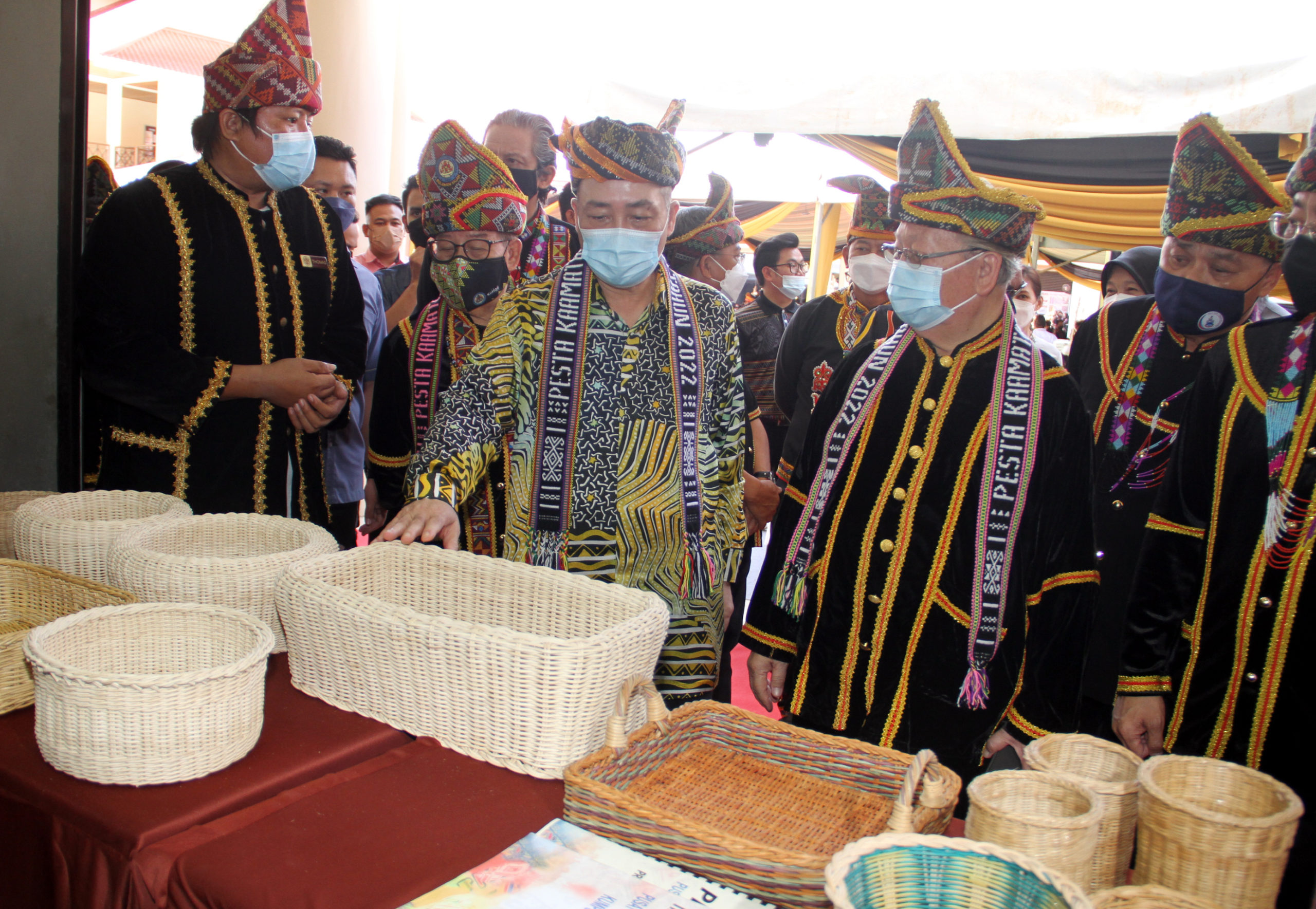 Hajiji melawat gerai pameran sempena pelancaran Pesta Kaamatan 2022 di Pusat Kraftangan Keningau hari ini.