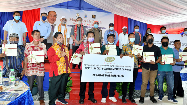 206 geran tanah NT diserahkan kepada pemohon di Pitas