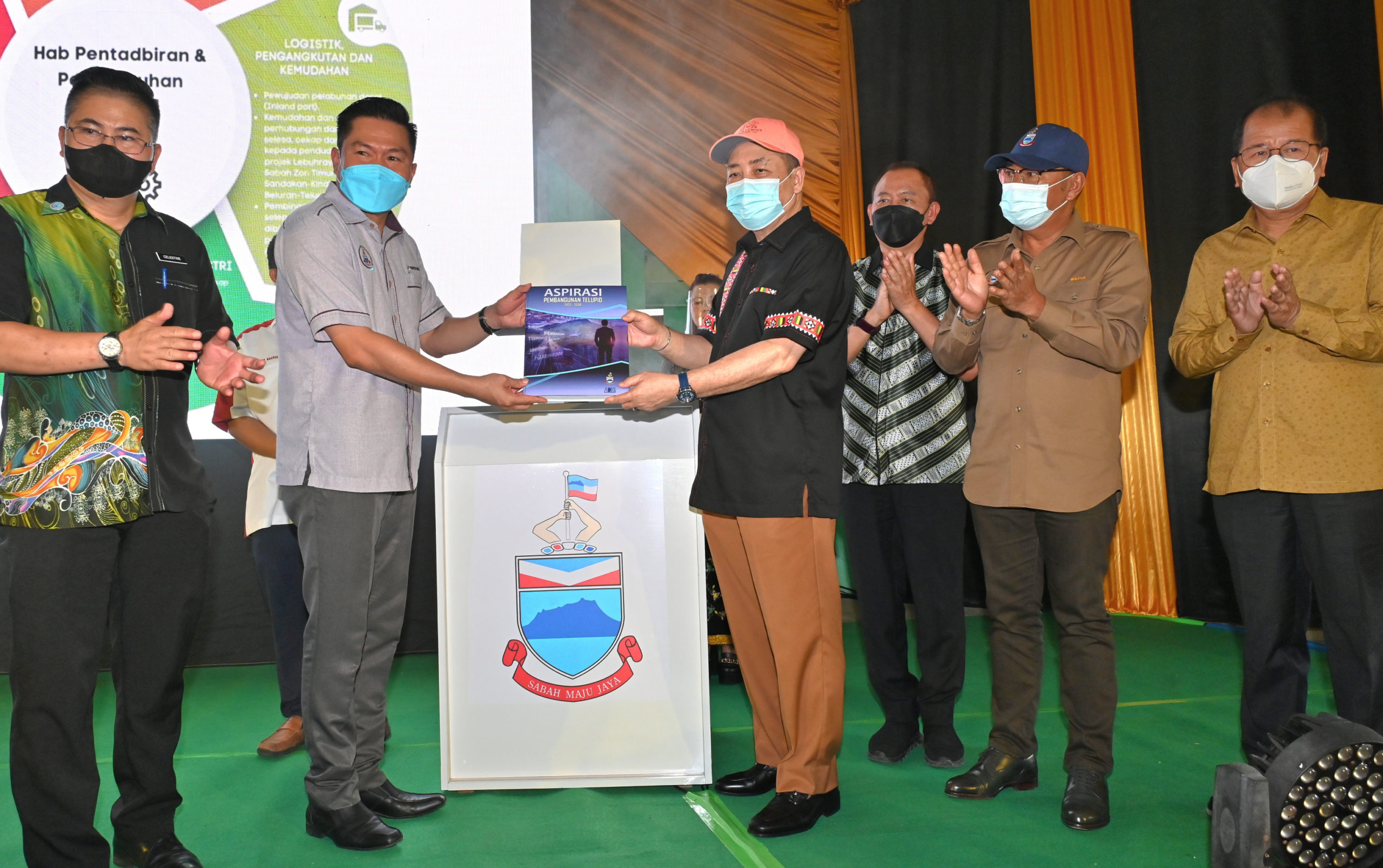 Ketua Menteri, Datuk Seri Hajiji Noor (empat kanan) menerima buku Aspirasi Pembangunan Daerah Telupid daripada Ahli Dewan Undangan Negeri (ADUN) Telupid, Encik Jonnybone J.Kurum.