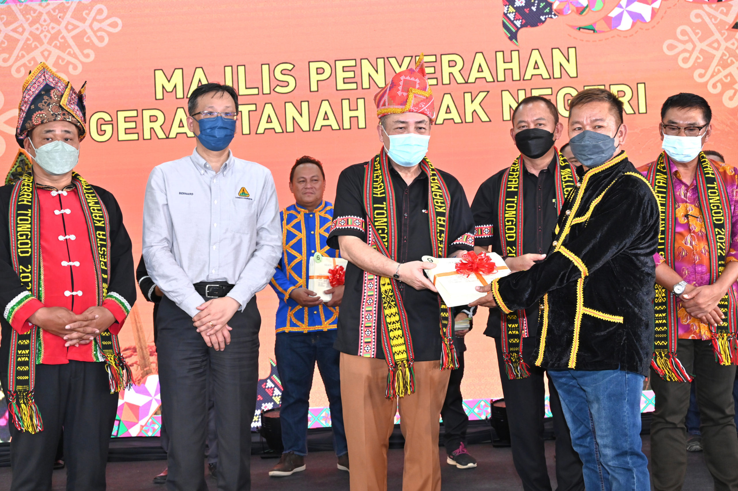 Ketua Menteri, Datuk Seri Hajiji Noor menyerahkan geran tanah kepada wakil penduduk kampung di Tongod.